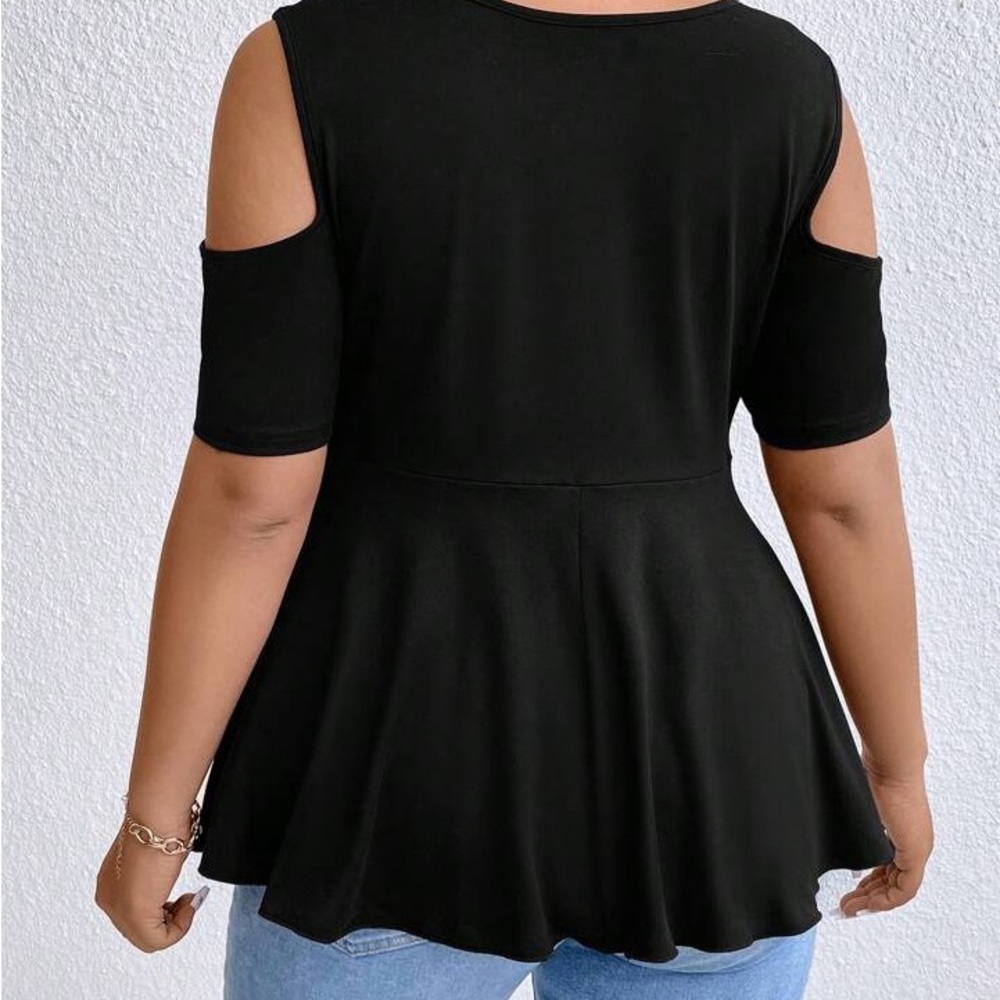 EMERY ROSE Plus Cold Shoulder Ruched Asymmetrical Hem Tee - Picture 2 of 4